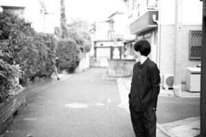 Ryo Nishikido Instagram - 先日撮影してた時のボツカットです。
映り込むスタッフ。
見えない所で支える存在のはずなんですが、、、
ただ色んな人に支えられて僕がいます。