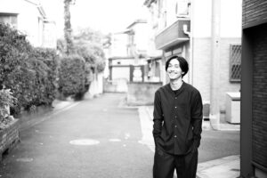 Ryo Nishikido Instagram - 先日撮影してた時のボツカットです。
映り込むスタッフ。
見えない所で支える存在のはずなんですが、、、
ただ色んな人に支えられて僕がいます。