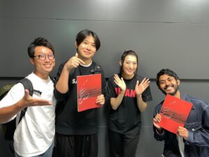 Ryo Tamaki Instagram - 。

こんにちは😃

昨日の公演に#高橋愛 さんと
日曜劇場『#VIVANT』のスタッフの皆さんがお越し下さいました！！
我々スタッフもこうして様々なご縁が繋がっていくことをとても嬉しく思っています🙇‍♂️

高橋愛さんとは、
今年12月に行われる朗読ミュージカル『初恋』でもご一緒させて頂きます✨
皆様、今年も是非ところざわサクラタウンへお越しくださいませ！！

日曜劇場『VIVANT』の演出の宮崎陽平さんとは『マイファミリー』に続き2作連続でご一緒させて頂いていて、
現場で大変お世話になりました。

東京公演もあと5公演です！
まだご覧いただいていない方もまだ間に合います！！
芸術の秋にミュージカルは如何でしょうか😌？
お待ちしております🙇‍♂️

以上、
マネージャーでした💪🐈‍⬛

#高橋愛　さん

#珠城りょう

#天翔ける風に
#ミュージカル
#東京芸術劇場

#野田秀樹　さん

#謝珠栄　さん

#ドラマ　#TBS
#日曜劇場　#VIVANT

#マイファミリー

#俳優　#actor