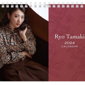 Ryo Tamaki Instagram - 。

【お知らせ】
珠城りょう、2024年カレンダーの販売が決定しました！
昨年に引き続き、壁掛けタイプと、切り取ってポストカードとしても使用できる卓上カレンダーの2種類を販売いたします。

【受付期間】
＜年内発送・セット特典締切＞ 
2023年9月27日（水）15:00～2023年10月31日(火)まで

詳細はストーリーにて！

以上、マネージャーでした💪

#珠城りょう
#ryotamaki 
#俳優

#カレンダー
#ポストカード

#ファンクラブ#Sereno
#ケイパーク#MG