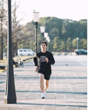 Ryodai Ishibashi Instagram - 発売中の「Tarzan」に連載以外で掲載してもらってます
ランニング特集です
ランニングの事を書き続けた事と
鬼レンチャンのおかげでのランニング仕事です
学生の頃からお世話になってて大好きなので
全身NIKEで行かせてもらいました
これからもランニング極めます
・
#Tarzan
#この写真以外のものが掲載されてます
#ランニング
#nike 
#nikerunning
#私物NIKE
#クリスマスに東京駅を駆け回る撮影でした