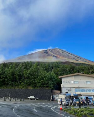 Ryodai Ishibashi Instagram - 富士登山日記です
無事登頂成功いたしました
ただ非常にキツかったとだけ言わせてください
・
#富士登山
#2枚目から 
#登る前意外と頂上近いなとか言う
#6合目でキツそうな人を運ぶ為の馬の出勤に出会い
#7合目から8合目までは長い道のりの岩という名の崖を登り続け
#気付いたら小さい頃全員が乗れると思ってたモコモコ雲の上に完全にいて
#8合目付近の鳥居をしっかり礼をしてからくぐりガイドさんは満面の笑み
#9合目から頂上に向かう途中に太陽の周りを輪っかで囲う虹
#ハロ を見かける事ができ縁起良し
#頂上付近最後の鳥居をしっかりと礼をしてくぐり
#無事山頂到着
#そして下山途中に
#影富士 も見る事ができこれまた縁起良し
#無事下山して電車に揺られているんだとさ
#めでたしめでたし 

#四千ミルク
#fmfuji35