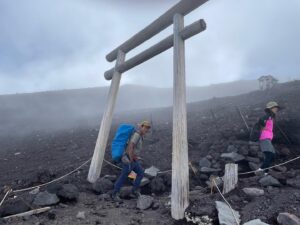 Ryodai Ishibashi Instagram - 富士登山日記です
無事登頂成功いたしました
ただ非常にキツかったとだけ言わせてください
・
#富士登山
#2枚目から 
#登る前意外と頂上近いなとか言う
#6合目でキツそうな人を運ぶ為の馬の出勤に出会い
#7合目から8合目までは長い道のりの岩という名の崖を登り続け
#気付いたら小さい頃全員が乗れると思ってたモコモコ雲の上に完全にいて
#8合目付近の鳥居をしっかり礼をしてからくぐりガイドさんは満面の笑み
#9合目から頂上に向かう途中に太陽の周りを輪っかで囲う虹
#ハロ を見かける事ができ縁起良し
#頂上付近最後の鳥居をしっかりと礼をしてくぐり
#無事山頂到着
#そして下山途中に
#影富士 も見る事ができこれまた縁起良し
#無事下山して電車に揺られているんだとさ
#めでたしめでたし 

#四千ミルク
#fmfuji35