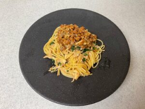 Ryodai Ishibashi Instagram - パスタまだ作っておりますので放出です
・
#たこ焼きの具のたこと青海苔とマヨで作ったけど鰹節忘れた牛乳もちょっと入ってるよ緑パスタ

#まん丸メガネ男で有名なあのご飯のお供の海苔が余ってたから麺にぶち込んでそこに舞茸入れたら真っ黒になったのでエビとベーコンで色足してみたパスタ

#これだけ食べてたら痩せる人も出てくるんじゃないかというくらいヘルシーだったサラダチキンと春菊と納豆の白出汁入れすぎパスタ

#パスタ