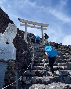 Ryodai Ishibashi Instagram - 富士登山日記です
無事登頂成功いたしました
ただ非常にキツかったとだけ言わせてください
・
#富士登山
#2枚目から 
#登る前意外と頂上近いなとか言う
#6合目でキツそうな人を運ぶ為の馬の出勤に出会い
#7合目から8合目までは長い道のりの岩という名の崖を登り続け
#気付いたら小さい頃全員が乗れると思ってたモコモコ雲の上に完全にいて
#8合目付近の鳥居をしっかり礼をしてからくぐりガイドさんは満面の笑み
#9合目から頂上に向かう途中に太陽の周りを輪っかで囲う虹
#ハロ を見かける事ができ縁起良し
#頂上付近最後の鳥居をしっかりと礼をしてくぐり
#無事山頂到着
#そして下山途中に
#影富士 も見る事ができこれまた縁起良し
#無事下山して電車に揺られているんだとさ
#めでたしめでたし 

#四千ミルク
#fmfuji35