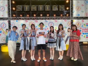 Ryodai Ishibashi Instagram - 夢のような1日でした
公開収録で回しをさせて頂き、ライブを観させて頂き、
皆さんお疲れの所なのに
なぎちゃんネルの撮影にも参加させて頂き、
ラストに今日出演してた皆さんのサイン入りTシャツまで
良い思いをさせて貰いすぎました
ありがとうございました
・
#NMB48
#イワクラ吉住 
#なぎちゃんネル
#ヲタクやっててよかった
#9期生凄すぎました
#今日いなかった9期生も皆さんに見て欲しい
#イワクラさんと吉住さんのアシストで先輩メンバーたちと撮れました
#姐さん方に感謝
#ライブ1番後ろで観てたのですがメンバーの皆さんに見つかってたみたいです
#客席全部見渡せてるプロの技
#難波ファンの方も声掛けてくださってもう仲間です
#なぎちゃんネルめちゃくちゃ笑いました
#僕はただ見守ってるだけですけどとにかく観て欲しいです
#こんな豪華で贅沢なサイン入りTシャツに興奮しております
#ワロタピーポーだけどなんばっとの色は許して
