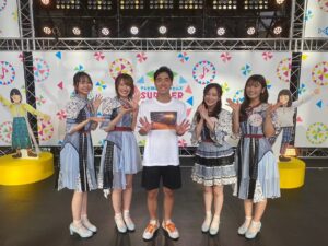 Ryodai Ishibashi Instagram - 夢のような1日でした
公開収録で回しをさせて頂き、ライブを観させて頂き、
皆さんお疲れの所なのに
なぎちゃんネルの撮影にも参加させて頂き、
ラストに今日出演してた皆さんのサイン入りTシャツまで
良い思いをさせて貰いすぎました
ありがとうございました
・
#NMB48
#イワクラ吉住 
#なぎちゃんネル
#ヲタクやっててよかった
#9期生凄すぎました
#今日いなかった9期生も皆さんに見て欲しい
#イワクラさんと吉住さんのアシストで先輩メンバーたちと撮れました
#姐さん方に感謝
#ライブ1番後ろで観てたのですがメンバーの皆さんに見つかってたみたいです
#客席全部見渡せてるプロの技
#難波ファンの方も声掛けてくださってもう仲間です
#なぎちゃんネルめちゃくちゃ笑いました
#僕はただ見守ってるだけですけどとにかく観て欲しいです
#こんな豪華で贅沢なサイン入りTシャツに興奮しております
#ワロタピーポーだけどなんばっとの色は許して