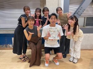 Ryodai Ishibashi Instagram - 夢のような1日でした
公開収録で回しをさせて頂き、ライブを観させて頂き、
皆さんお疲れの所なのに
なぎちゃんネルの撮影にも参加させて頂き、
ラストに今日出演してた皆さんのサイン入りTシャツまで
良い思いをさせて貰いすぎました
ありがとうございました
・
#NMB48
#イワクラ吉住 
#なぎちゃんネル
#ヲタクやっててよかった
#9期生凄すぎました
#今日いなかった9期生も皆さんに見て欲しい
#イワクラさんと吉住さんのアシストで先輩メンバーたちと撮れました
#姐さん方に感謝
#ライブ1番後ろで観てたのですがメンバーの皆さんに見つかってたみたいです
#客席全部見渡せてるプロの技
#難波ファンの方も声掛けてくださってもう仲間です
#なぎちゃんネルめちゃくちゃ笑いました
#僕はただ見守ってるだけですけどとにかく観て欲しいです
#こんな豪華で贅沢なサイン入りTシャツに興奮しております
#ワロタピーポーだけどなんばっとの色は許して