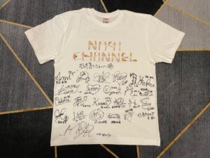 Ryodai Ishibashi Instagram - 夢のような1日でした
公開収録で回しをさせて頂き、ライブを観させて頂き、
皆さんお疲れの所なのに
なぎちゃんネルの撮影にも参加させて頂き、
ラストに今日出演してた皆さんのサイン入りTシャツまで
良い思いをさせて貰いすぎました
ありがとうございました
・
#NMB48
#イワクラ吉住 
#なぎちゃんネル
#ヲタクやっててよかった
#9期生凄すぎました
#今日いなかった9期生も皆さんに見て欲しい
#イワクラさんと吉住さんのアシストで先輩メンバーたちと撮れました
#姐さん方に感謝
#ライブ1番後ろで観てたのですがメンバーの皆さんに見つかってたみたいです
#客席全部見渡せてるプロの技
#難波ファンの方も声掛けてくださってもう仲間です
#なぎちゃんネルめちゃくちゃ笑いました
#僕はただ見守ってるだけですけどとにかく観て欲しいです
#こんな豪華で贅沢なサイン入りTシャツに興奮しております
#ワロタピーポーだけどなんばっとの色は許して