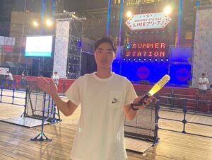Ryodai Ishibashi Instagram - 夢のような1日でした
公開収録で回しをさせて頂き、ライブを観させて頂き、
皆さんお疲れの所なのに
なぎちゃんネルの撮影にも参加させて頂き、
ラストに今日出演してた皆さんのサイン入りTシャツまで
良い思いをさせて貰いすぎました
ありがとうございました
・
#NMB48
#イワクラ吉住 
#なぎちゃんネル
#ヲタクやっててよかった
#9期生凄すぎました
#今日いなかった9期生も皆さんに見て欲しい
#イワクラさんと吉住さんのアシストで先輩メンバーたちと撮れました
#姐さん方に感謝
#ライブ1番後ろで観てたのですがメンバーの皆さんに見つかってたみたいです
#客席全部見渡せてるプロの技
#難波ファンの方も声掛けてくださってもう仲間です
#なぎちゃんネルめちゃくちゃ笑いました
#僕はただ見守ってるだけですけどとにかく観て欲しいです
#こんな豪華で贅沢なサイン入りTシャツに興奮しております
#ワロタピーポーだけどなんばっとの色は許して