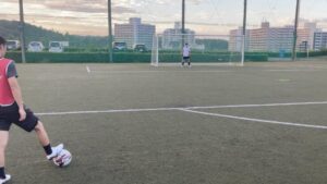 Ryodai Ishibashi Instagram - たまには僕がサッカーしている姿でも
一応スポ薦です
ただ元4軍の副キャプテンです
・
#実践学園
#サッカー 
#高1の後輩たちと勝負
#高校3年間自主練で
#この斜め45度のシュートしか練習してなかった
#4軍なんだからもっとやる事あったはずなのに
#FWなんだからポストプレーとか練習しなきゃなのに
#蹴った瞬間自分でもビックリしてる
#動画のフルは僕の個人チャンネルへ
#皆様勝負お待ちしております
#一斉ノ喝采