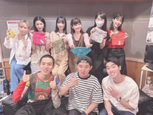 Ryodai Ishibashi Instagram - ラストBiSHでした
・
#BiSH
#ATTACKOFTHEKiLLERBiSH
#四千ミルク
#fmfuji 
#ずっと僕らの前にラジオやってた
#勝手にBiSHの
#公式隣人
#としてやらせてもらってました
#退居日に写真撮らせてもらえた
#みんな友達ハンカチ
#やはり加工似合わない前3人
#お疲れ様でございました