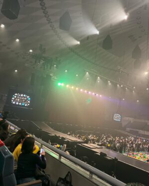 Ryodai Ishibashi Instagram - 初めて大阪でのライブに参戦させて頂きました
昨日の明るい雰囲気のライブとは打って変わって真面目ライブ
最高すぎた
圧巻でした

メンバーの皆さんお疲れ様でございました

そしてライブ前に大阪を楽しみました
劇場に行き、たこ焼きを食べ
NMBショップに行きグッズを買い
なんばCITYとなんばウォークをひたすら歩き
差し入れと共に会場へ向かうといった形でした
・
#渋谷凪咲卒業コンサート
#なぎっしゅー
#Queentet 
#NMB48劇場の前で
#トートバックコーデの撮影してる人みたいになってしまった
#NMB48ショップ　
#めちゃくちゃ並んでた
#ランダム生写真は
#鵜野みずき さん
#龍本弥生 さん
#塩月希依音 さん
#西島梨央 さん
#平山真衣 さんでした
#もちろんですが
#渋谷凪咲　さんの生写真も購入
#あと靴下も買いました
#風船落ちて来た 
#和食さと　さんの醤油いただきました
#自炊に使いまくろ
#メンバーの方と絶対そんな事ないんだけどやっぱ目合ったと思うよな
#NMB48