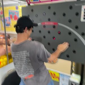 Ryodai Ishibashi Instagram - 皆様のお陰様で
単独ライブ1部での優勝特典で貰った
「箱根日帰り旅」を向井さんと行ってきました
とにかく僕たちは縁と言うものに見放されてました
・
#パンサー向井 さん
#温泉を楽しんだその後
#モーターボートに乗って縁結びの九頭竜神社に行こうとしたが
#モーターボート閉鎖日
#真実の口に入れて占えるやつやったら
#2人とも仕事に全振り
#結婚願望ある向井さん泣きそうになってた
#こうなったらと仕事の運気上がる箱根元宮に行こうとしたら
#行くためのロープウェイ休止日
#とりあえず2人共縁結びのエンちゃんと写真撮った
#向井さん1番の良い笑顔
#反射神経のゲームやったら
#向井さん9点だった
#ブーって音しか聞こえてこなかった