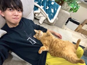 Ryogo Matsumaru Instagram - あまりにもくつろぎすぎてて可愛い

#猫 #ねこ