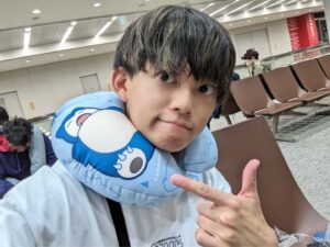 Ryogo Matsumaru Instagram - そういや #脱出ゲーム #世界大会 のとき #空港 で買った「 #カビゴン の #ネックピロー 」めちゃくちゃ神だった！！

#リバーシブル どころかトリプルで、 #モンスターボール #カビゴン #ネックピロー に変わる優れもの。開発者は天才。

#pokemon #pokémon #ポケモン #ポケモンスリープ