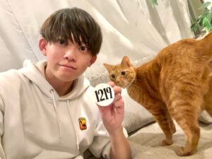 Ryogo Matsumaru Instagram - 本日12/19は……僕の #誕生日 です！！🎉㊗️

今年は全国のみんなに会いに行ったり
#脱出ゲーム の世界大会で優勝したり、
めっっちゃ楽しい1年でした…！！

でも僕の夢は「会社の仲間と #武道館 で #謎解き イベントを開く」ことだから、まだ夢の途中！

来年も頑張る…！応援よろしく！！！🙇🏻‍♂️