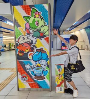 Ryogo Matsumaru Instagram - #ポケモン 世界大会が開催中の #横浜 に今日も来た！！

あちこちポケモン展示だらけで最高！！推しの #ニャオハ ！！

#みなとみらい