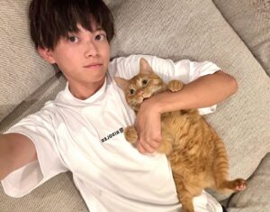 Ryogo Matsumaru Instagram - 両手でホールドされて腕を甘噛みされるというご褒美を朝からいただいております

#猫