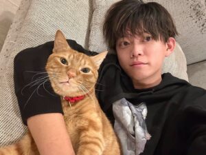 Ryogo Matsumaru Instagram - 腕枕状態で写真撮ろうとしたらキリッとした顔された

#猫 #ねこ