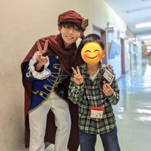 Ryogo Matsumaru Instagram - 小学生のファンの子から応募を受けて、
#小学校 に #謎解き を仕掛けるサプライズしてきた！！

めっちゃ喜んでくれて収録中に泣きそうになった……
応援してくれる全ての人に改めて感謝。 #おはスタ