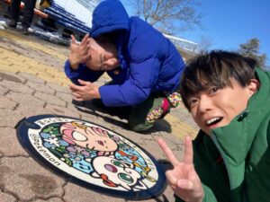 Ryogo Matsumaru Instagram - 来たぜ初の #福島県 ！！ #あばれる君 と一緒！！！！

#ポケモン のマンホール #ポケふた も最高に可愛い〜〜〜！！！