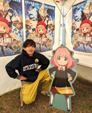 Ryogo Matsumaru Instagram - #横浜 の #テレ東60祭 で #アーニャ と撮ってきた！📸

今日は雨でやってないかもだけど、明日以降の土日は僕が関わった #謎解き 付きスタンプラリーもやってるからぜひ遊んでみてね！！

#spyfamily #spyxfamily