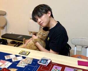 Ryogo Matsumaru Instagram - 今日、5/20は……

リドくんが家に来てから3周年記念日です🎉

保護施設で出会ったころから甘えん坊のリドくんは、
今でも #ポケカ 中に乗ってくるくらい甘えん坊です。

これからも一生幸せにする！！！！ #猫