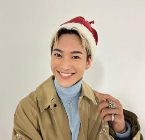 Ryoki Miyama Instagram - やっほぉ( ˶'꒳'˵ )
 噂のRYOKIサンタだよ🎅
⛄️Merry Christmas⛄️
seventeen冬号チェックして頂けましたか？☺️ 是非誌面を読んで凌輝自体がプレゼントという事で近くに感じてくださいな✨😊笑 
まだの方もこの写真で気持ちだけでもプレゼント受けって下さいm(_ _)m
素敵な夜を🌃
 #RYOKIサンタ
 #クリスマス #seventeen冬号 
#セブンティーン 
#三山凌輝 
#リョウキ