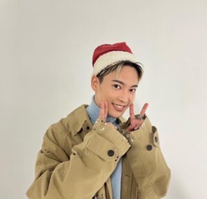 Ryoki Miyama Instagram - やっほぉ( ˶'꒳'˵ )
 噂のRYOKIサンタだよ🎅
⛄️Merry Christmas⛄️
seventeen冬号チェックして頂けましたか？☺️ 是非誌面を読んで凌輝自体がプレゼントという事で近くに感じてくださいな✨😊笑 
まだの方もこの写真で気持ちだけでもプレゼント受けって下さいm(_ _)m
素敵な夜を🌃
 #RYOKIサンタ
 #クリスマス #seventeen冬号 
#セブンティーン 
#三山凌輝 
#リョウキ