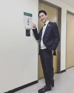 Ryoki Miyama Instagram - NHK 特集ドラマ
「生理のおじさんとその娘」
橘くんビジュアルです😋
撮影頑張ってます！！
放送日をお楽しみに😊😊

 #生理のおじさんとその娘 
 #三山凌輝