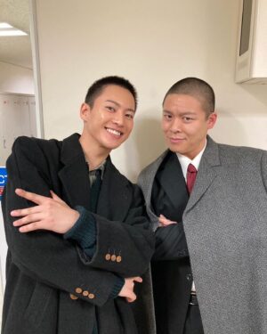 Ryoki Miyama Instagram - ちなみにこれはブラザーというより、仏さまーてす。 ほんとにそこまで丁寧にいつも言葉を紡いでくれる方がおりますかってくらい凄く向き合って優しく素敵な言葉をかけてくれるそんなお方です。

初めて猪爪家から飛び出して新しいシーンでの環境での撮影だったからドキドキしてたけどこんな出会いやそんな出会いもあり皆優しくて喜びに溢れる現場になりやした😊
 @asadora_ak_nhk 
 #虎に翼
 #松川尚瑠輝 さん
 #平埜生成 さん
 #名村辰 さん
 #三山凌輝