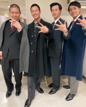 Ryoki Miyama Instagram - ちなみにこれはブラザーというより、仏さまーてす。 ほんとにそこまで丁寧にいつも言葉を紡いでくれる方がおりますかってくらい凄く向き合って優しく素敵な言葉をかけてくれるそんなお方です。

初めて猪爪家から飛び出して新しいシーンでの環境での撮影だったからドキドキしてたけどこんな出会いやそんな出会いもあり皆優しくて喜びに溢れる現場になりやした😊
 @asadora_ak_nhk 
 #虎に翼
 #松川尚瑠輝 さん
 #平埜生成 さん
 #名村辰 さん
 #三山凌輝