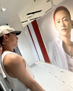 Ryoki Miyama Instagram - 今日から #三山凌輝の軌跡展 in名古屋！
遂に始まったね！ 昨日は会場でわくわくせかせか準備して、メッセージ書いたり、一通り終わったらマネキンのポーズまで拘っちゃったりして😂そして初日迎えた今日！朝来てくれてた皆はサプライズで驚かせてごめんね😝 昨日色々演出考えてスタッフさんにもお芝居してもらって🤣無事サプライズ成功したよね😏笑 初日に来る事できたしせっかくだから一日中ずっとレジに立っていたかった気持ちでした😂🥲 でもその後来てくれた皆も沢山楽しんでくれていた事も知ってるよ😉、少しでも軌跡展のファンの皆が楽しんでくれてる空間に立ち会えてほんとに嬉しかったし、毎日こうして皆楽しんで過ごしてくれてるんだなって実際にみることができたから明日からも皆の幸せそうな顔が浮かびやすくなったし☺️とにかく幸せな初日を皆と迎えることができました！
明日からも是非よろしくお願いします😊展示もグッズも全部最高だぜ？😋
ちょっと最近暑すぎるから水分とか服装涼しくしたりとか皆気をつけようね！
p.s 最近筋肉増量中だから今日圧感じた方はごめんwww  健康生活なう💪なんなら昨日の夜ホテルのフィットネスまで行ってランニングマシーンしたよ偉くない？笑笑🥺 
夏は逆に動くといいよほんと！😊分かんないけど🥺