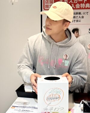 Ryoki Miyama Instagram - 今日から #三山凌輝の軌跡展 in名古屋！
遂に始まったね！ 昨日は会場でわくわくせかせか準備して、メッセージ書いたり、一通り終わったらマネキンのポーズまで拘っちゃったりして😂そして初日迎えた今日！朝来てくれてた皆はサプライズで驚かせてごめんね😝 昨日色々演出考えてスタッフさんにもお芝居してもらって🤣無事サプライズ成功したよね😏笑 初日に来る事できたしせっかくだから一日中ずっとレジに立っていたかった気持ちでした😂🥲 でもその後来てくれた皆も沢山楽しんでくれていた事も知ってるよ😉、少しでも軌跡展のファンの皆が楽しんでくれてる空間に立ち会えてほんとに嬉しかったし、毎日こうして皆楽しんで過ごしてくれてるんだなって実際にみることができたから明日からも皆の幸せそうな顔が浮かびやすくなったし☺️とにかく幸せな初日を皆と迎えることができました！
明日からも是非よろしくお願いします😊展示もグッズも全部最高だぜ？😋
ちょっと最近暑すぎるから水分とか服装涼しくしたりとか皆気をつけようね！
p.s 最近筋肉増量中だから今日圧感じた方はごめんwww  健康生活なう💪なんなら昨日の夜ホテルのフィットネスまで行ってランニングマシーンしたよ偉くない？笑笑🥺 
夏は逆に動くといいよほんと！😊分かんないけど🥺