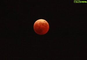 Ryosuke Miura Instagram - ・
今日11月8日は皆既月食に加えて月が天王星を隠す「天王星食」も観測できたんだとか。皆既月食中に惑星食が起こるのは、なんと442年ぶり。
カメラマン小林ばくさんから頂いた写真。このPhotoのおかげで心満足。
#かいきげっしょく🌓 
☆Photo
#小林ばく　さん