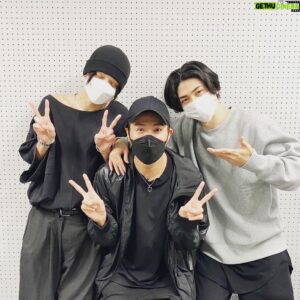 Ryosuke Miura Instagram - .
古川雄大さんのLIVEに今月
参加させて頂くのです。
古川さんに久々にお会いしたのに何だか安心感と幸せに包まれ。
リハーサル後にすれ違いに再会の平方さんは　エリザベートで親子。今日一日でラブとピースにしていただきました。当日楽しみです。
この御二人はルドルフ先輩でもあるんです。
#古川雄大 さん
#平方元基　さん