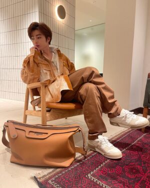 Ryosuke Sota Instagram - 🟫🔥🟫🔥🟫

FENDI Fall/Winter 2023-24 Men’s Collectionが22:00からfendi.comでライブ配信されます!
#FendiFW23 #Fendi @Fendi @Silviaventurinifendi
