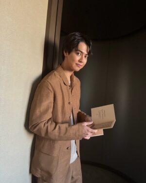 Ryota Katayose Instagram - GIORGIO ARMANI SS25 MEN'S FASHION SHOW
涼しげで瑞々しく、少し儚げな夏を感じました。爽やかで寛大な海風に包まれるような時間でした。
そして、夫婦で貴重な場所にご招待いただいたことをとても光栄に思います。
私たちが新たなライフステージに進み家族として未来への歩みを進めるなかで、歴史あるジョルジオアルマーニというブランドが発信する未来予想図を、2人で拝見することにとても意味を感じました。
私たちが得た学びを活かして、2人で今後の未来に向けて、準備できることや発信できるメッセージを、私たちなりに模索していきたいと思います。
@giorgioarmani #giorgioarmani