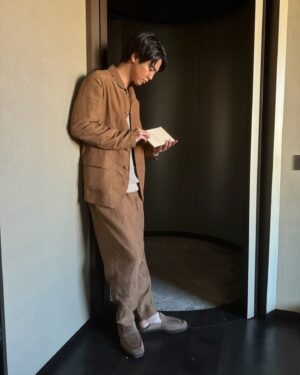 Ryota Katayose Instagram - GIORGIO ARMANI SS25 MEN'S FASHION SHOW
涼しげで瑞々しく、少し儚げな夏を感じました。爽やかで寛大な海風に包まれるような時間でした。
そして、夫婦で貴重な場所にご招待いただいたことをとても光栄に思います。
私たちが新たなライフステージに進み家族として未来への歩みを進めるなかで、歴史あるジョルジオアルマーニというブランドが発信する未来予想図を、2人で拝見することにとても意味を感じました。
私たちが得た学びを活かして、2人で今後の未来に向けて、準備できることや発信できるメッセージを、私たちなりに模索していきたいと思います。
@giorgioarmani #giorgioarmani