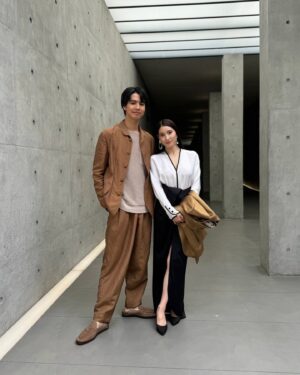 Ryota Katayose Instagram - GIORGIO ARMANI SS25 MEN'S FASHION SHOW
涼しげで瑞々しく、少し儚げな夏を感じました。爽やかで寛大な海風に包まれるような時間でした。
そして、夫婦で貴重な場所にご招待いただいたことをとても光栄に思います。
私たちが新たなライフステージに進み家族として未来への歩みを進めるなかで、歴史あるジョルジオアルマーニというブランドが発信する未来予想図を、2人で拝見することにとても意味を感じました。
私たちが得た学びを活かして、2人で今後の未来に向けて、準備できることや発信できるメッセージを、私たちなりに模索していきたいと思います。
@giorgioarmani #giorgioarmani