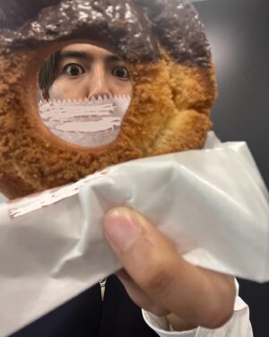 Ryota Katayose Instagram - 昨夜ドラマ『推しが上司になりまして』
ついに最終回を迎えました！！👍✨
全12話という
盛りだくさんのドラマでしたが
演じた自分ですら全く飽きることなく、
様々な方向に振り回される瞳ちゃんを
毎週楽しみにしていました🤣🙏
私自身、斗真と修一という
２つの人生の選択を
演じていくなかで感じた、
どんな選択のなかでも揺るがない
大切なモノや愛情を届けられたら、
より"推し"という言葉や定義が
素敵なものになるのではと
撮影を進めていくなかで思っていました。
最終回、是非多くの方に
受け取って頂きたいので💡
TVer、U-NEXTでの配信で
たくさんお楽しみくださいね！！🙌🎶🫧
@tx.oshi #推し上司 
#推しが上司になりまして
#写真の説明はストーリーズで！