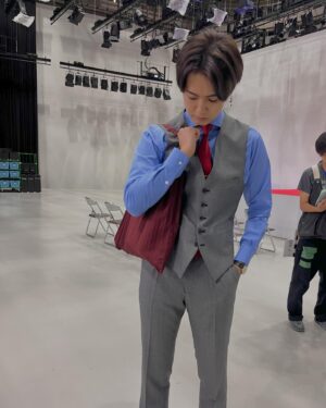 Ryota Katayose Instagram - 昨夜ドラマ『推しが上司になりまして』
ついに最終回を迎えました！！👍✨
全12話という
盛りだくさんのドラマでしたが
演じた自分ですら全く飽きることなく、
様々な方向に振り回される瞳ちゃんを
毎週楽しみにしていました🤣🙏
私自身、斗真と修一という
２つの人生の選択を
演じていくなかで感じた、
どんな選択のなかでも揺るがない
大切なモノや愛情を届けられたら、
より"推し"という言葉や定義が
素敵なものになるのではと
撮影を進めていくなかで思っていました。
最終回、是非多くの方に
受け取って頂きたいので💡
TVer、U-NEXTでの配信で
たくさんお楽しみくださいね！！🙌🎶🫧
@tx.oshi #推し上司 
#推しが上司になりまして
#写真の説明はストーリーズで！