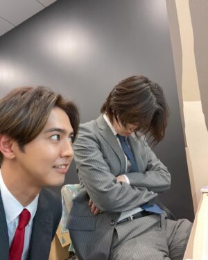 Ryota Katayose Instagram - 昨夜ドラマ『推しが上司になりまして』
ついに最終回を迎えました！！👍✨
全12話という
盛りだくさんのドラマでしたが
演じた自分ですら全く飽きることなく、
様々な方向に振り回される瞳ちゃんを
毎週楽しみにしていました🤣🙏
私自身、斗真と修一という
２つの人生の選択を
演じていくなかで感じた、
どんな選択のなかでも揺るがない
大切なモノや愛情を届けられたら、
より"推し"という言葉や定義が
素敵なものになるのではと
撮影を進めていくなかで思っていました。
最終回、是非多くの方に
受け取って頂きたいので💡
TVer、U-NEXTでの配信で
たくさんお楽しみくださいね！！🙌🎶🫧
@tx.oshi #推し上司 
#推しが上司になりまして
#写真の説明はストーリーズで！