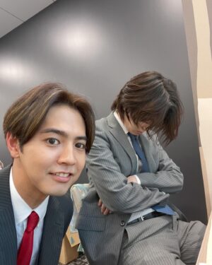 Ryota Katayose Instagram - 昨夜ドラマ『推しが上司になりまして』
ついに最終回を迎えました！！👍✨
全12話という
盛りだくさんのドラマでしたが
演じた自分ですら全く飽きることなく、
様々な方向に振り回される瞳ちゃんを
毎週楽しみにしていました🤣🙏
私自身、斗真と修一という
２つの人生の選択を
演じていくなかで感じた、
どんな選択のなかでも揺るがない
大切なモノや愛情を届けられたら、
より"推し"という言葉や定義が
素敵なものになるのではと
撮影を進めていくなかで思っていました。
最終回、是非多くの方に
受け取って頂きたいので💡
TVer、U-NEXTでの配信で
たくさんお楽しみくださいね！！🙌🎶🫧
@tx.oshi #推し上司 
#推しが上司になりまして
#写真の説明はストーリーズで！
