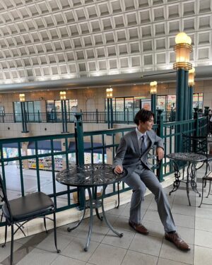 Ryota Katayose Instagram - 本日、11/04 = いい推し の日㊗️
だそうで、それにあやかりまして
ドラマ『推しが上司になりまして』
のオフショットを👍📸💫
放送された最新話の第5話では
物語の大きな展開となる、
とても繊細で大切なシーンが
描かれています…！！！
出演者それぞれの表情に注目しながら
この3連休はTVer、U-NEXTで
#推し上司 を鬼リピートで
お願いしますよ〜！！！🙌✨✨
@tx.oshi #推しが上司になりまして 
#いい推しの日 #改めて第1話から見直したくなる第5話㊙️