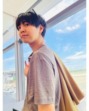 Ryota Katayose Instagram - 4年ぶりの渡航です。✈️
久々の感覚による高揚感とともに、
今回は独特の緊張感もあります。
新たな扉を開いたその先に
さまざまな刺激と出会いがあることを願って、
さあ、行きましょう！💫✨