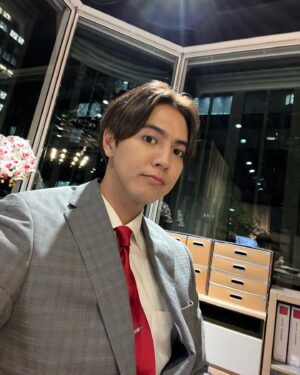 Ryota Katayose Instagram - 本日、11/04 = いい推し の日㊗️
だそうで、それにあやかりまして
ドラマ『推しが上司になりまして』
のオフショットを👍📸💫
放送された最新話の第5話では
物語の大きな展開となる、
とても繊細で大切なシーンが
描かれています…！！！
出演者それぞれの表情に注目しながら
この3連休はTVer、U-NEXTで
#推し上司 を鬼リピートで
お願いしますよ〜！！！🙌✨✨
@tx.oshi #推しが上司になりまして 
#いい推しの日 #改めて第1話から見直したくなる第5話㊙️