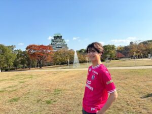 Ryota Katayose Instagram - セレッソ大阪⚽️🌸
30周年アンバサダーに
就任いたしました！！🙏✨
子どもの頃から友だち家族と長居競技場で応援していたセレッソ大阪と、
このような記念すべきタイミングで
携わることができて
とても嬉しく思います☺️🔥
私も来年30歳を迎える身として
とてもご縁も感じましたし、
錚々たる方々とともに
セレッソ大阪の30周年を力強く盛り上げて行きたいと思いますので、
どうかご期待ください🙌🔥🔥✨ 
@cerezo_osaka #セレッソ大阪 
P.S.
大阪城とても美しく
パワーいただきました🍂🏯💫