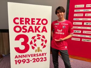 Ryota Katayose Instagram - セレッソ大阪⚽️🌸
30周年アンバサダーに
就任いたしました！！🙏✨
子どもの頃から友だち家族と長居競技場で応援していたセレッソ大阪と、
このような記念すべきタイミングで
携わることができて
とても嬉しく思います☺️🔥
私も来年30歳を迎える身として
とてもご縁も感じましたし、
錚々たる方々とともに
セレッソ大阪の30周年を力強く盛り上げて行きたいと思いますので、
どうかご期待ください🙌🔥🔥✨ 
@cerezo_osaka #セレッソ大阪 
P.S.
大阪城とても美しく
パワーいただきました🍂🏯💫